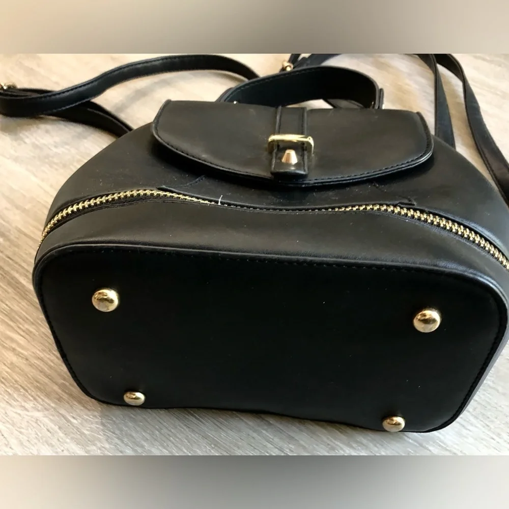 Simple black and gold mini backpack - Picture 2 of 6